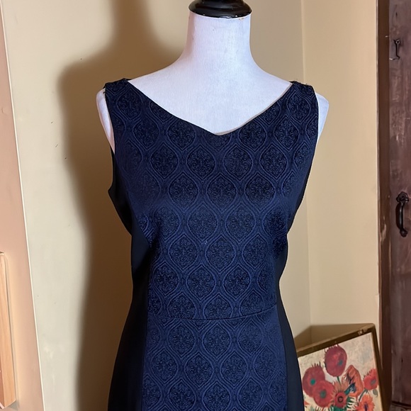 TAHARI Size 10 TRISTA Sheath DRESS  
V-Neck Textured Navy/Black Dress $329 NEW - Picture 14 of 16